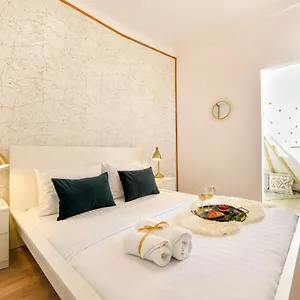 Cozy 1br Escape - With Charming Balcony Near Universitate Bucureşti